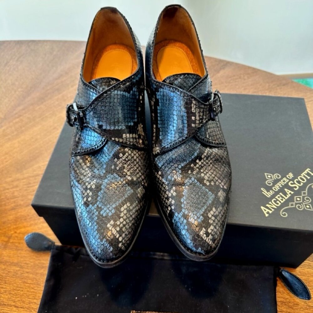 The Office of Angela Scott - Miss Button Midheel